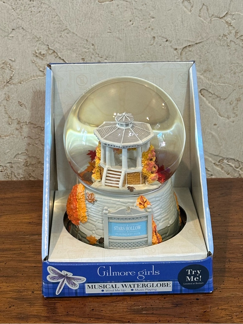 Gilmore Girls Stars Hollow Gazebo Musical Water Globe Snow-Globe NWT
